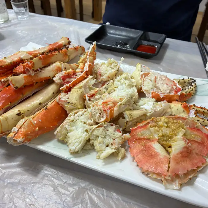푸짐하게 차려진 대게와 스끼다시