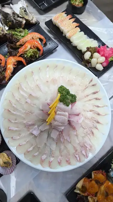 다양하게 차려진 해산물 및 곁들임 음식
