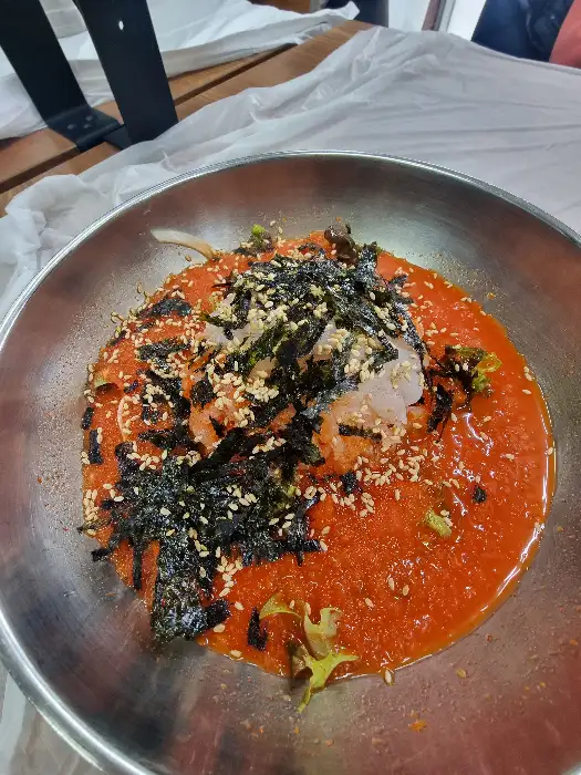 부드러운 곰치와 시원한 국물이 어우러진 곰치국