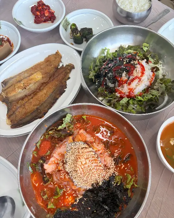 푸짐하게 차려진 회덮밥, 매운탕, 생선구이 등
