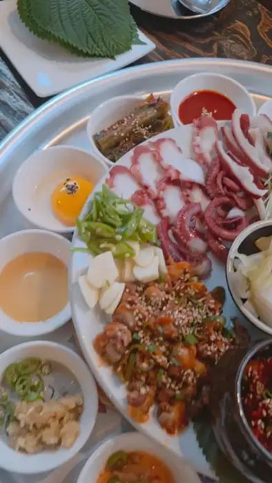 다양한 곁들임 반찬과 함께 나온 메인 메뉴