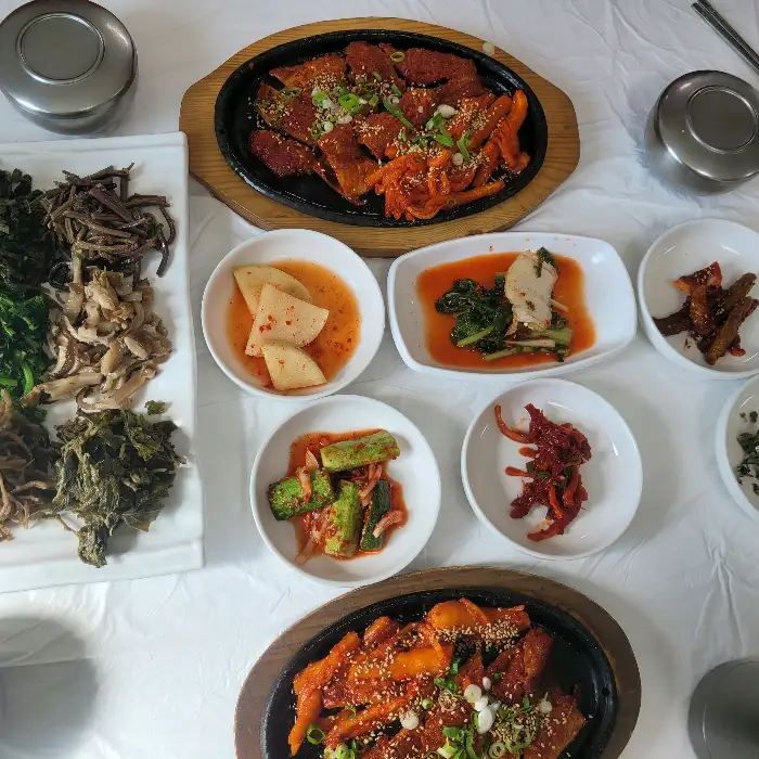 다양한 나물과 함께 차려진 푸짐한 정식 한상