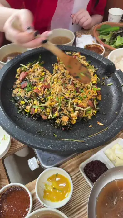 불판 위에서 볶음밥을 젓고 있는 모습