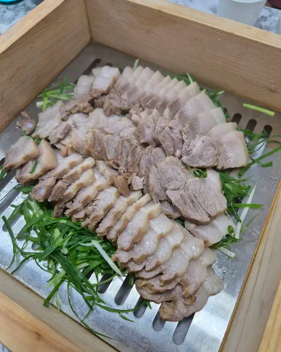 푸짐하게 차려진 편백보쌈