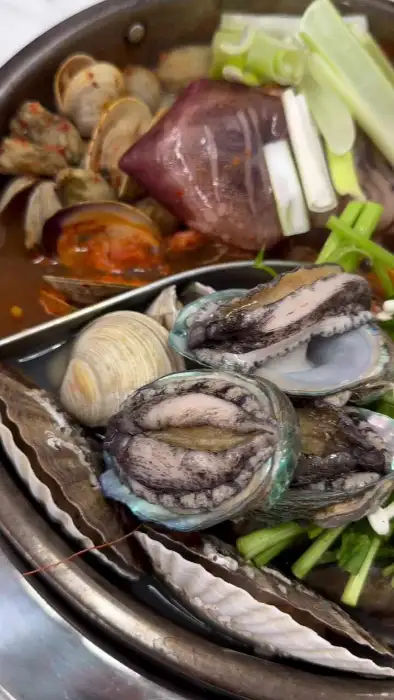 반반 나뉜 해물탕 냄비