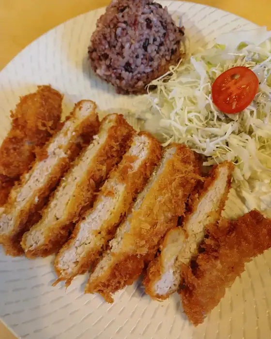 푸짐하게 차려진 치즈돈까스 정식