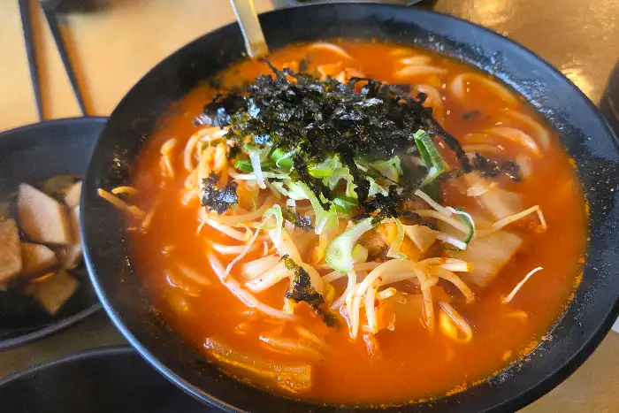 푸짐한 김치우동 한 그릇