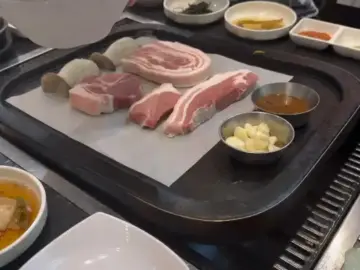 하동 골목길 숨겨진 보석, 지리산 흑돼지의 깊은 풍미 탐방