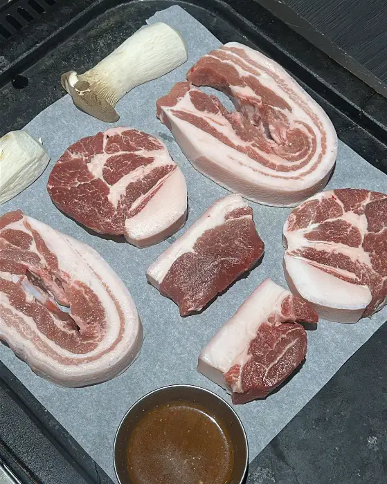 다양한 부위의 흑돼지 고기