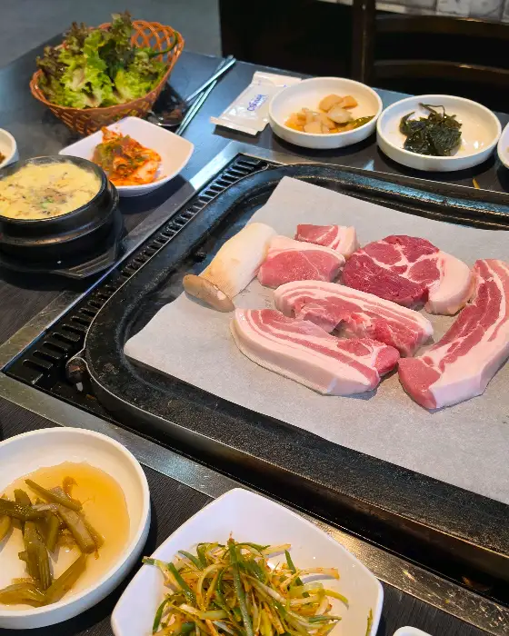 흑돼지와 함께 차려진 푸짐한 상차림