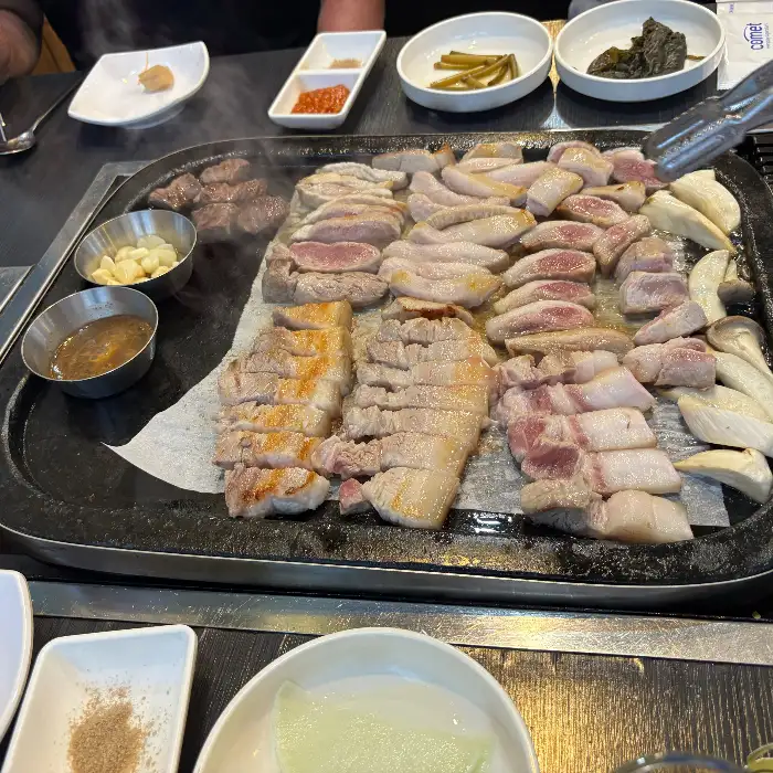 먹음직스럽게 구워진 흑돼지 모음