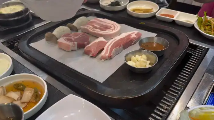 잘 익은 흑돼지 구이와 곁들임 찬