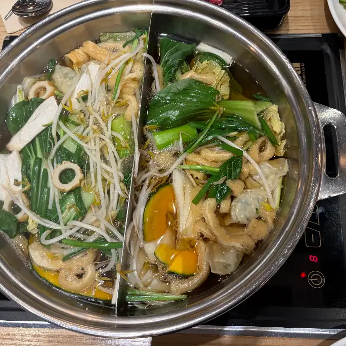 두 가지 맛의 육수로 즐기는 샤브샤브