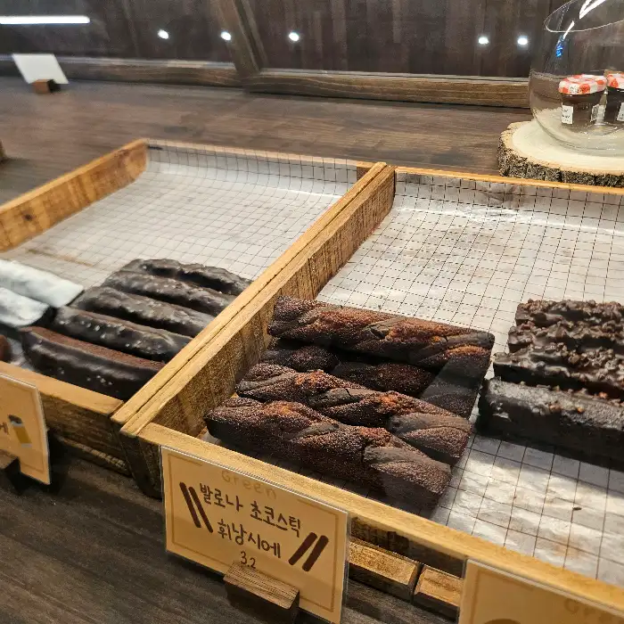 먹음직스러운 초콜릿 휘낭시에