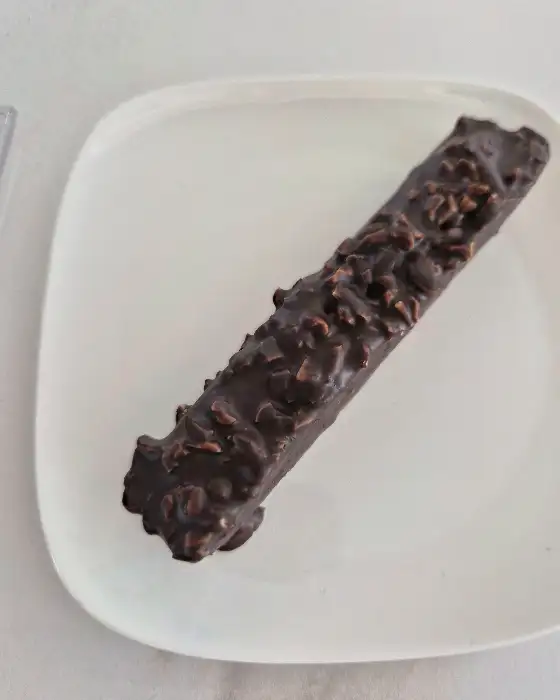 다크 초콜릿 코팅이 된 디저트