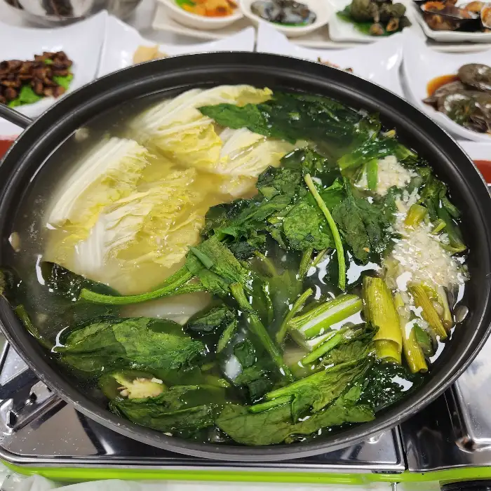 푸짐한 해산물과 채소가 담긴 탕