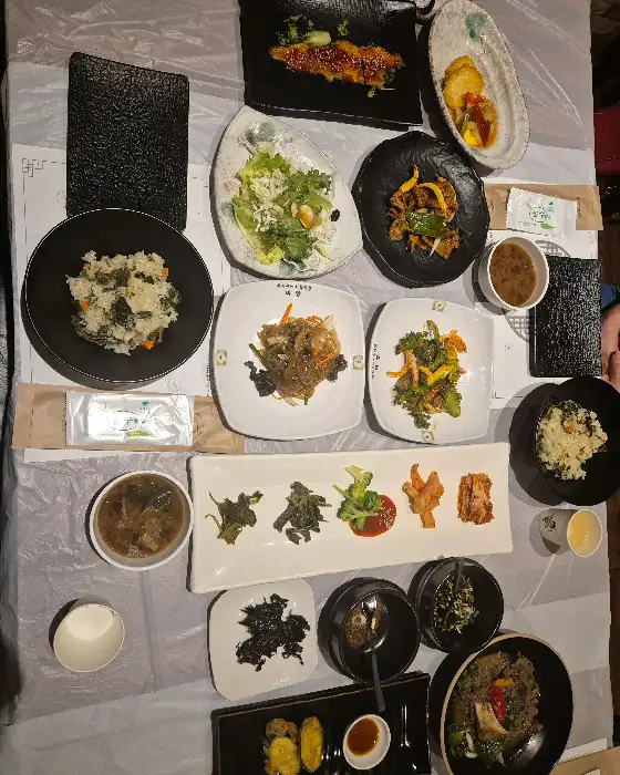 다양한 반찬과 밥, 국 등이 정갈하게 차려진 한정식 한 상 모습