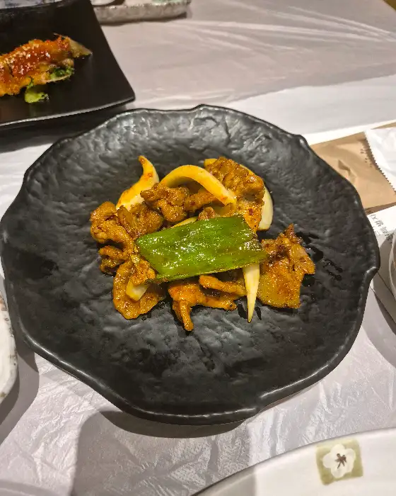 검은색 접시에 담긴 먹음직스러운 불고기 요리
