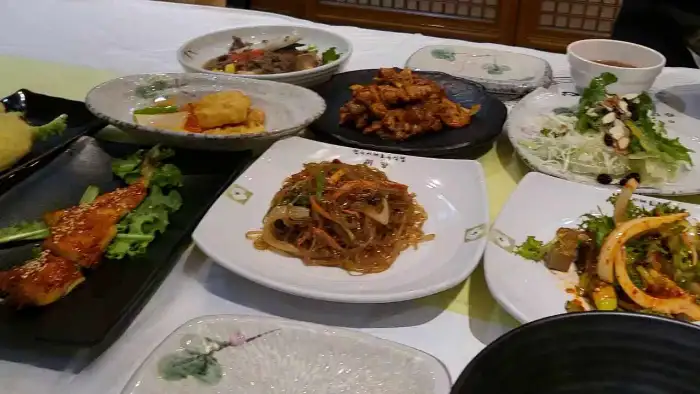 테이블 위에 다양하게 차려진 한정식 음식들의 모습