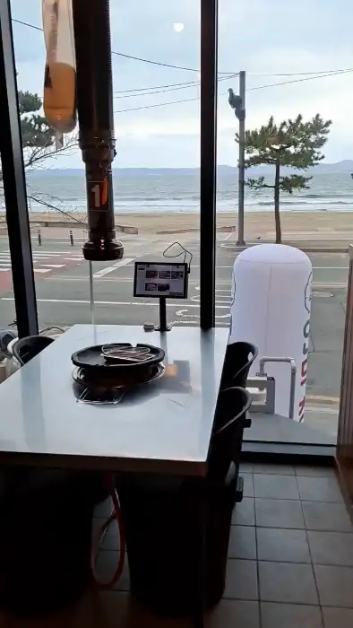 창가 자리에서 바라본 영일대 해수욕장 전경