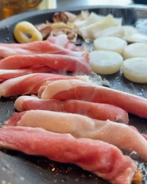 테이블 위에서 구워지고 있는 막창과 곁들임 메뉴