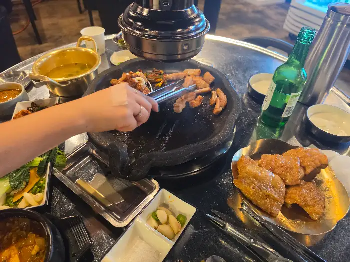 테이블 위, 막창과 함께 놓인 다양한 곁들임 메뉴들