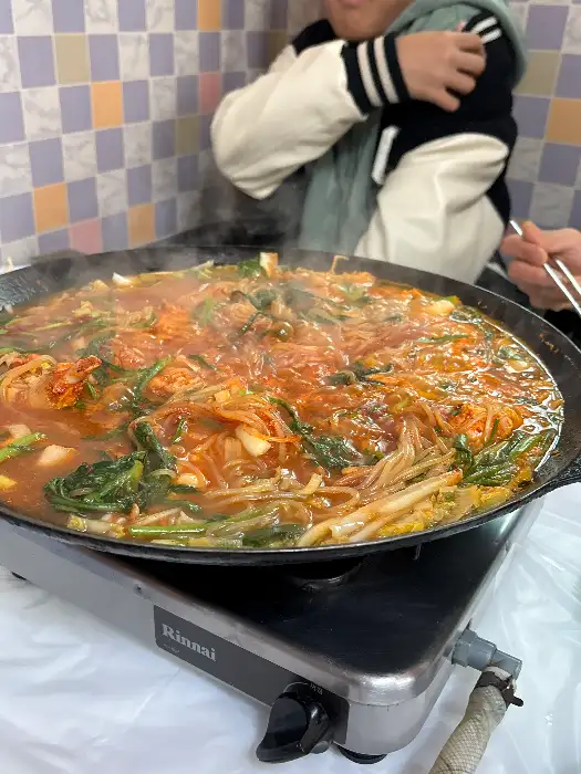 뜨겁게 끓고 있는 물닭갈비 냄비