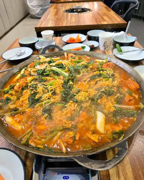 라면 사리가 추가된 물닭갈비