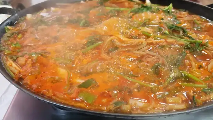 끓고 있는 물닭갈비의 클로즈업