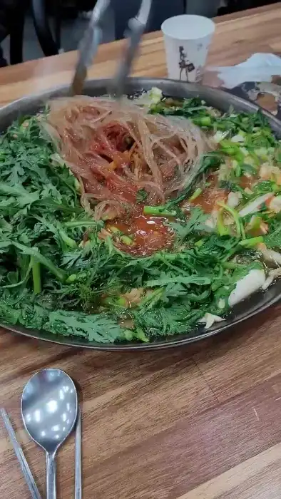물닭갈비 위로 덮인 채소들
