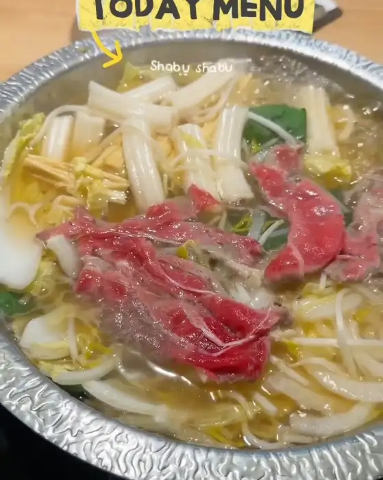 끓고 있는 샤브샤브 냄비