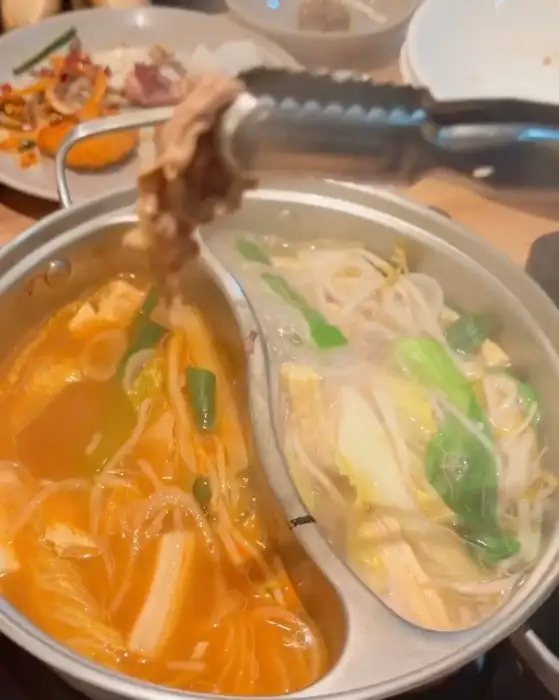 반반 육수가 담긴 샤브샤브 냄비
