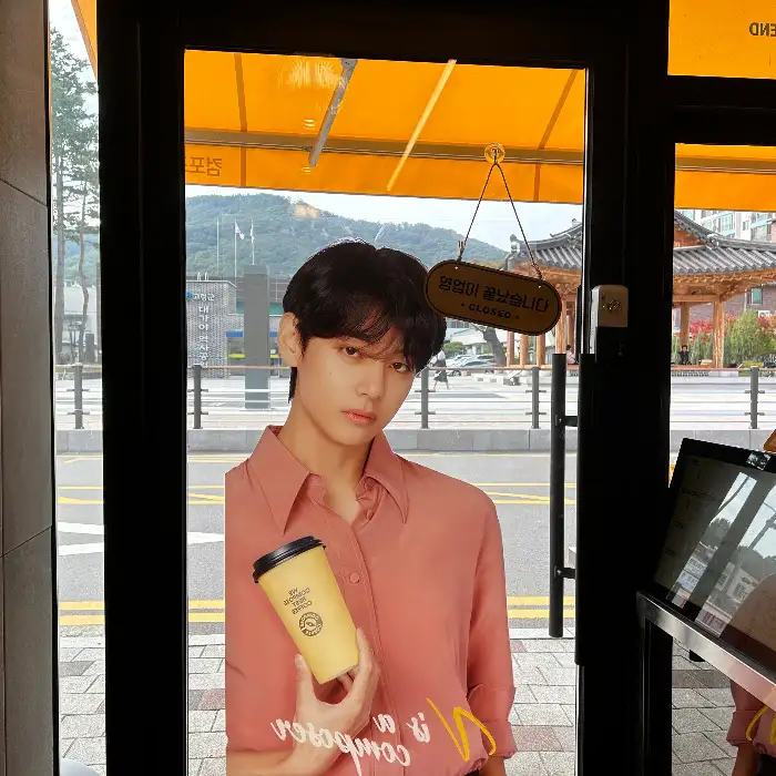 컴포즈 커피 모델의 광고 이미지