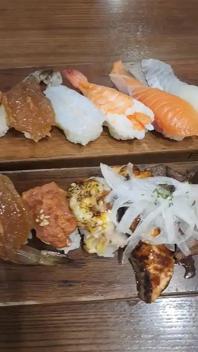 다양한 종류의 신선한 스시가 먹음직스럽게 놓여있는 모습