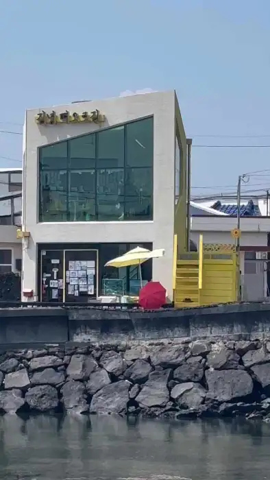 카페 외관과 야외 테이블