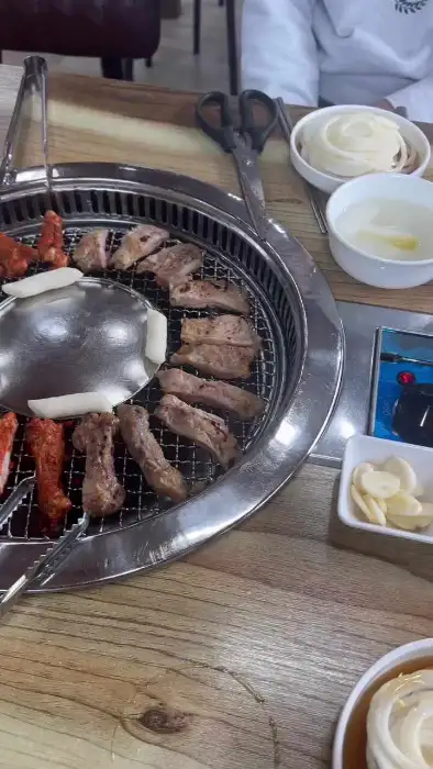닭갈비와 함께 제공된 떡과 마늘