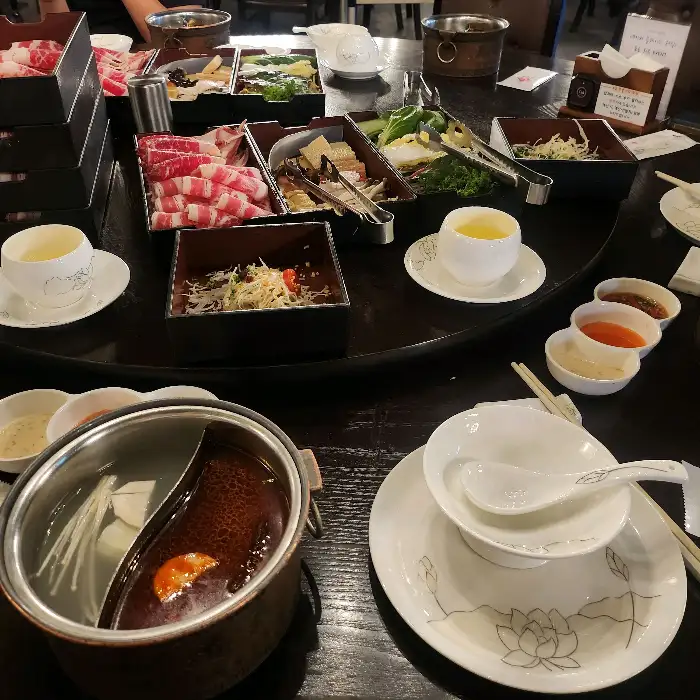 다양한 훠궈 재료와 소스