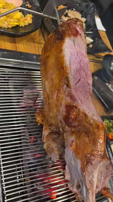 잘 익은 양다리 살점을 썰어내는 모습