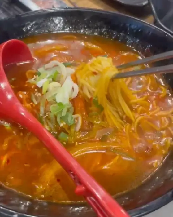 매콤한 국물의 온면