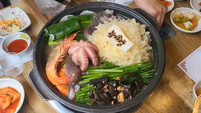 능이와 오리가 푸짐하게 들어있는 오리백숙