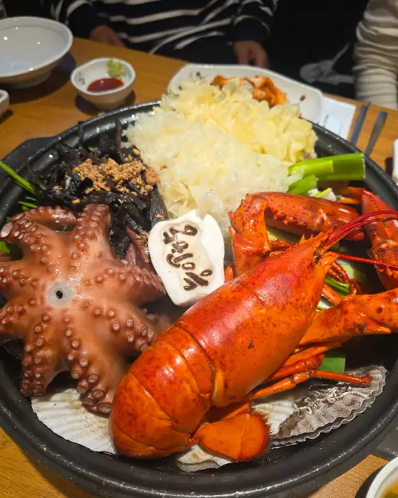 큼직한 랍스터가 올라간 해신탕