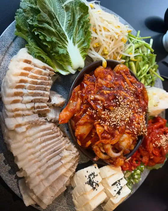 모듬전, 두부김치, 쭈꾸미 보쌈이 함께 나온 플레이트