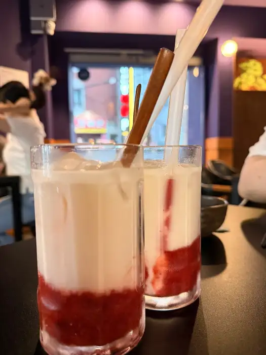 딸기막걸리 잔 두 잔
