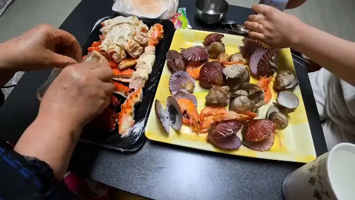 다양한 해산물과 킹크랩