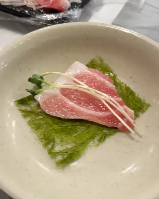 접시에 담긴 부드러운 회 한 점
