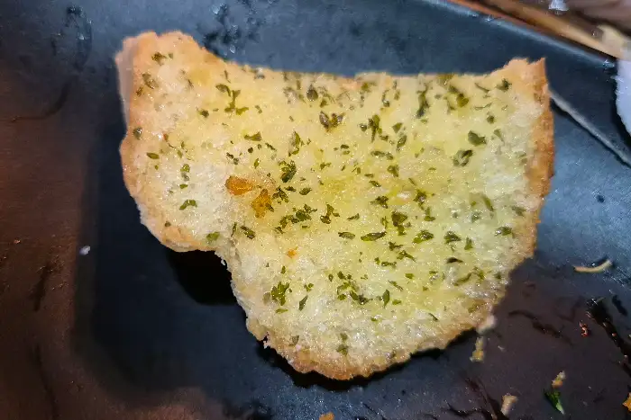 바삭하게 구워진 마늘빵