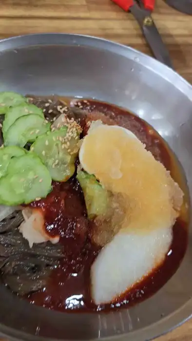 물냉면 위 고명과 육수