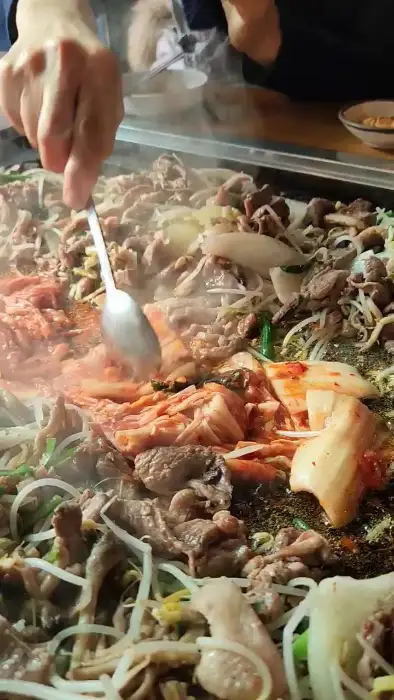 직원이 오리로스를 맛있게 볶아주는 모습