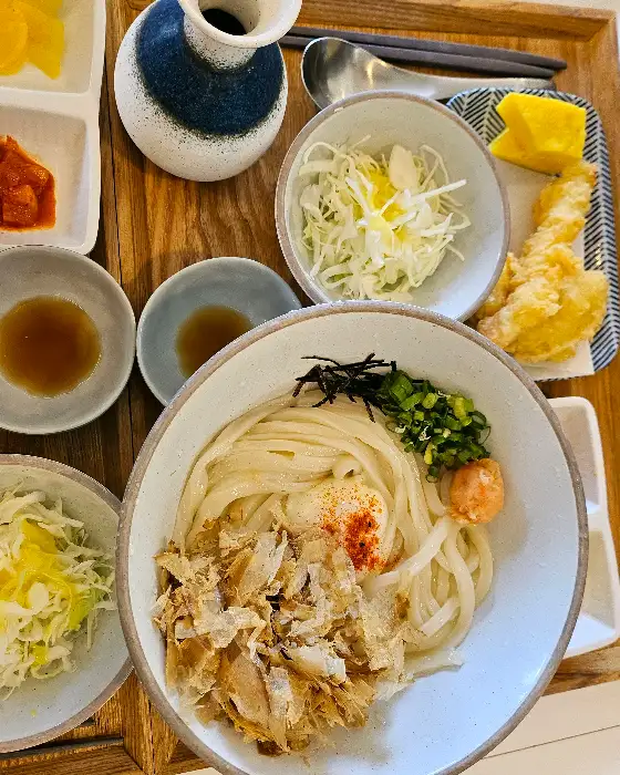 정갈하게 차려진 음식 상차림