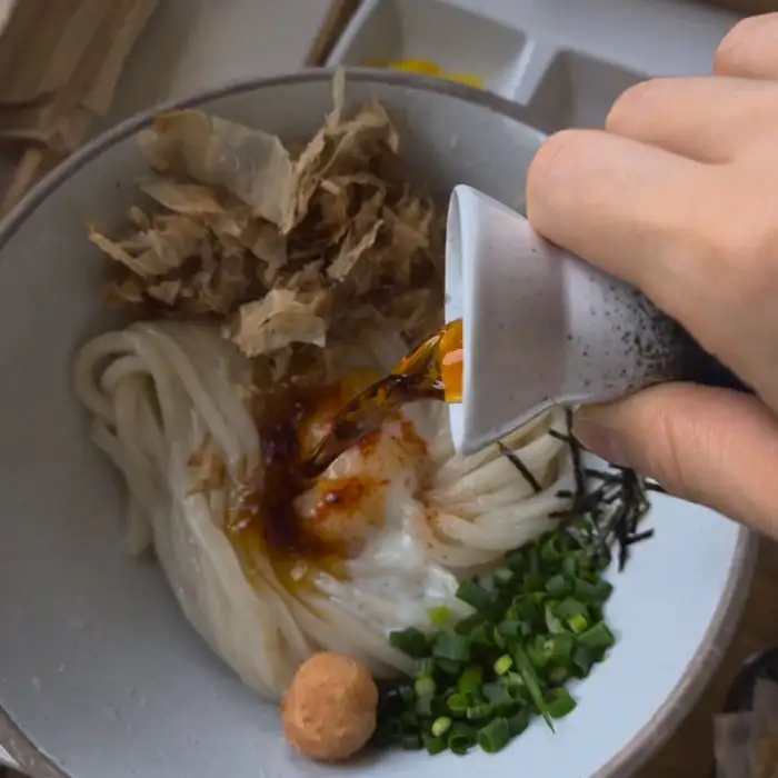 붓카케 우동에 쯔유를 붓는 클로즈업